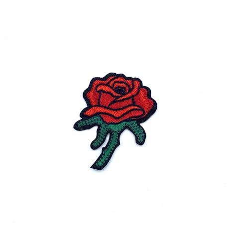 Czerwona róża do naszycia lub naprasowania na ubranie.