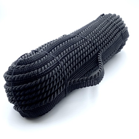 Czarny sznur wiskozowy skręcany z wypustką, świetny do rękodzieła i toreb, a także do wykończeń odzieżowych.