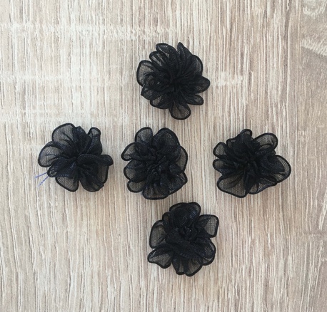 Kwiatki do naszycia w kolorze czarnym - wykonane z szyfonu.