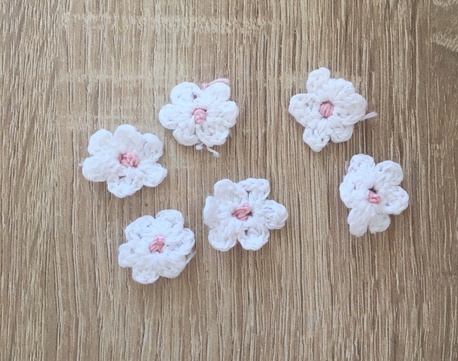 Kwiatki bawełniane, ozdobne do dekorowania w kolorze białym i różowym.