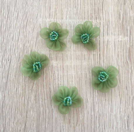 Zielone kwiatki szyfonowe do zielonych sukienek lub bluzek.