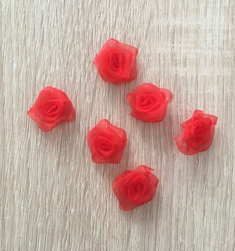 Czerwone róże w małym rozmiarze - świetne dekoracje do strojów dla kobiety.