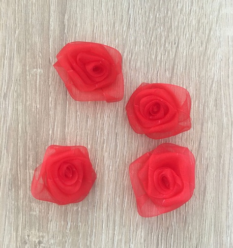 Czerwone róże szyfonowe o dużym rozmiarze do różnych sukienek.