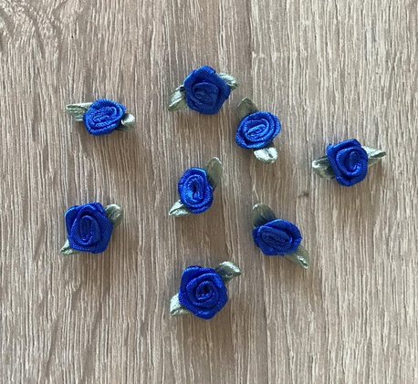 Róże małej wielkości do dekorowania ubrań, rzeczy, prezentów - kolor niebieski.