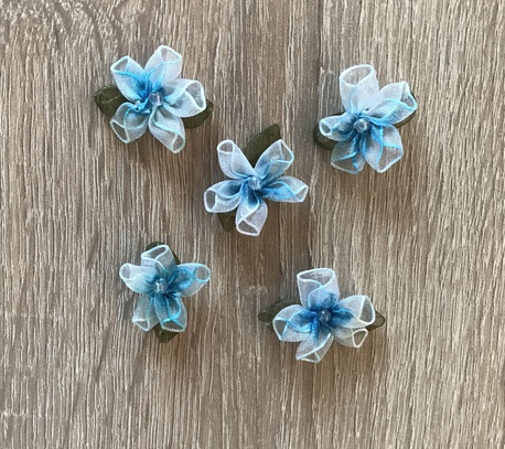 Kwiatki błękitne stanowiące dekoracje okazjonalne dla dziewczynek.