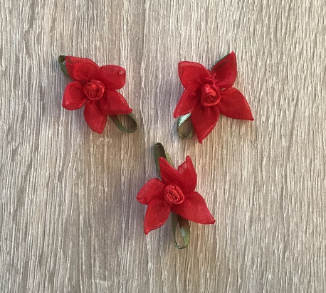 Czerwone kwiatki szyfonowe do naszycia na każde ubranie dla dziewczynki.