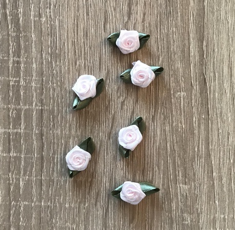 Różyczki atłasowe w kolorze różowym - małe ozdoby do naszycia na ubranie.