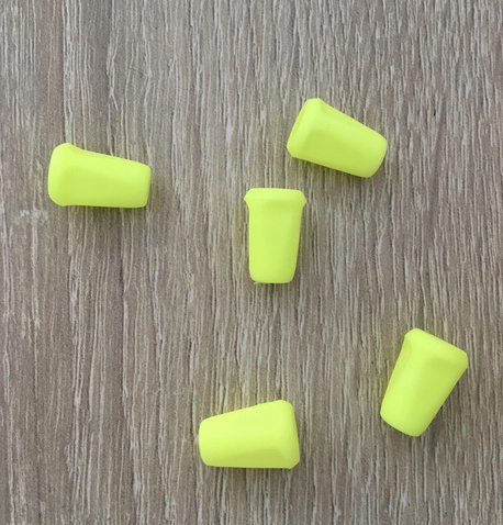 Końcówki plastikowe do sznurka limonkowy neon (1)