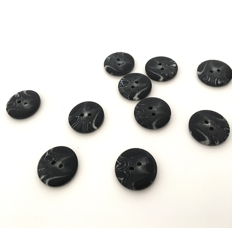 Guzik plastikowy czarny z białym 21mm (1)