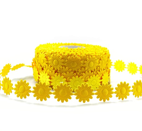 Aplikacja na taśmie we wzór żółtych kwiatków dekoracyjnych