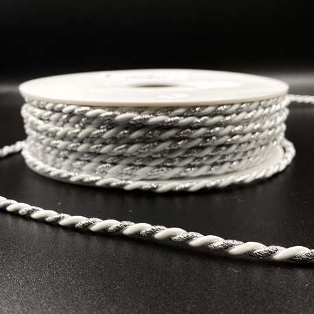 Sznurek metalizowany skręcany do dekoracji i odzieży, czeskiej produkcji. Grubość sznurka 3,5mm. Kolor biało srebrny.