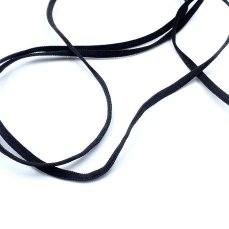 Guma półpłaska w kolorze czarnym wykorzystywana w odzieży i do maseczek - szerokość 4mm.