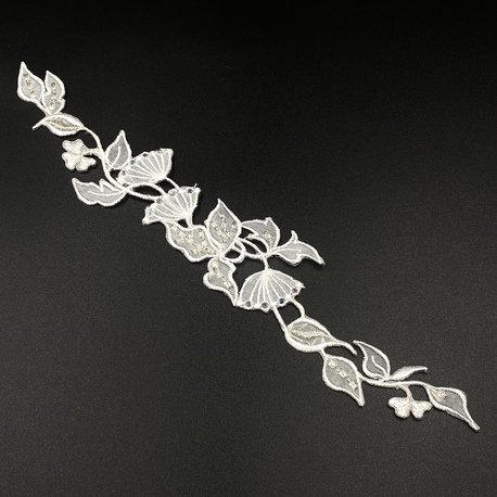 Mała aplikacja gipiurowa do naszycia w kolorze białym - wzór z listkami i kwiatami.