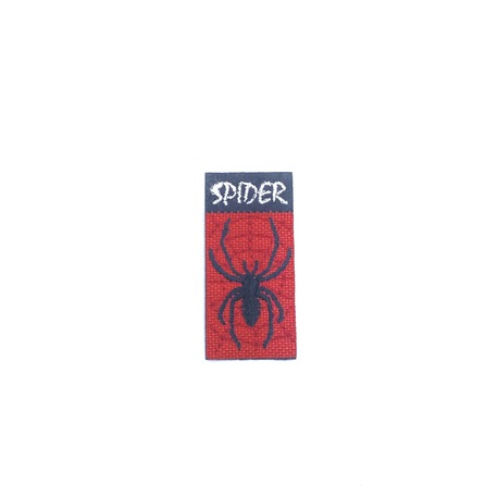 Mała aplikacja na ubranie z pająkiem i napisem spider.