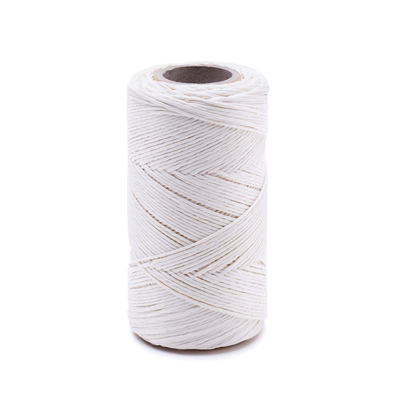 Nabłyszczane nici naturalne lniane do szycia w kolorze białym.