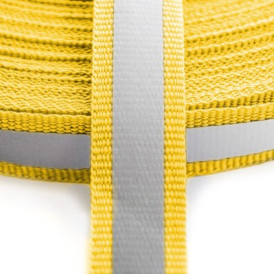 Tasiemka rypsowa z odblaskiem w kolorze żółtym. Gotowa tasiemka do naszycia na kurtkę lub plecak, aby widziano przedmiot po zmierzchu.