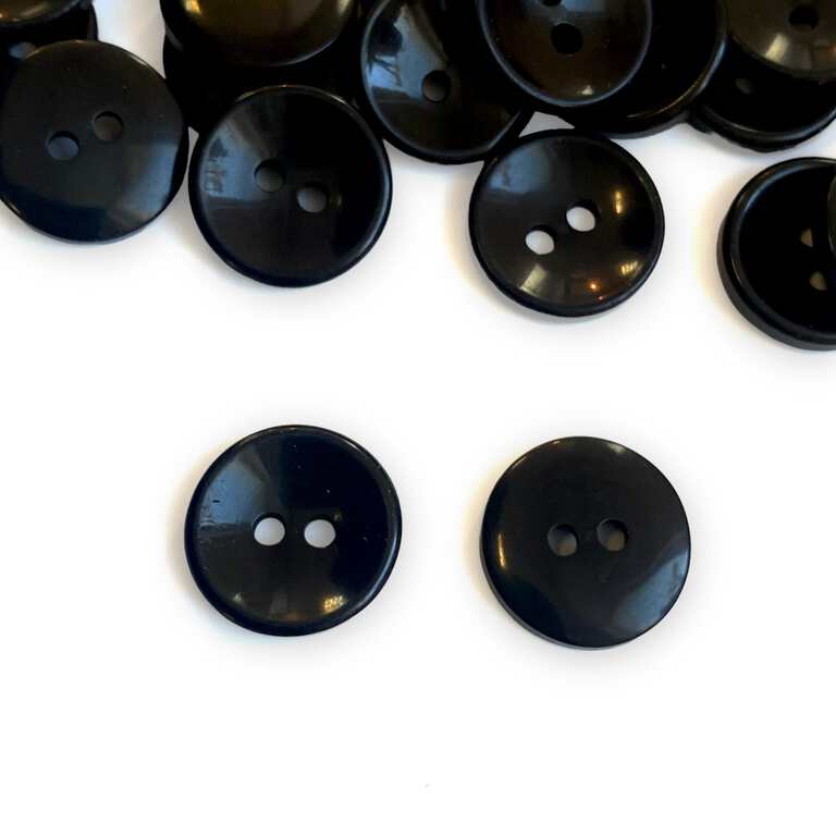 Czarne guziki plastikowe na dwie dziurki