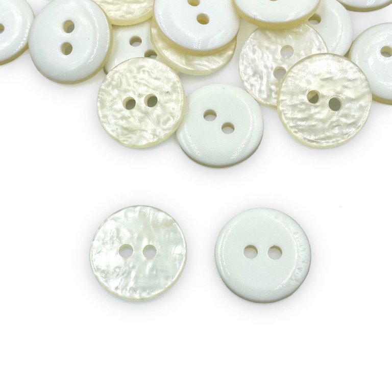 Guziki wyprodukowane na wzór masy perłowej w kolorze białym i ecru.