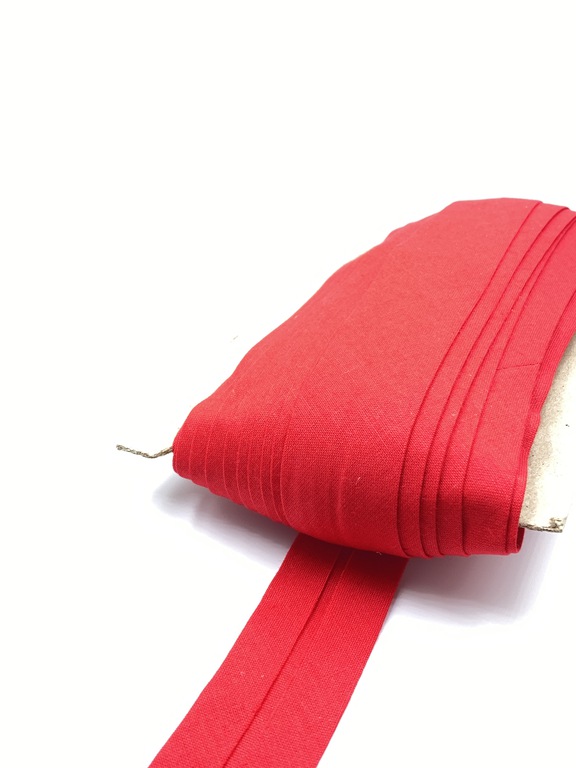 Czerwona lamówka bawełniana zaprasowana po skosie