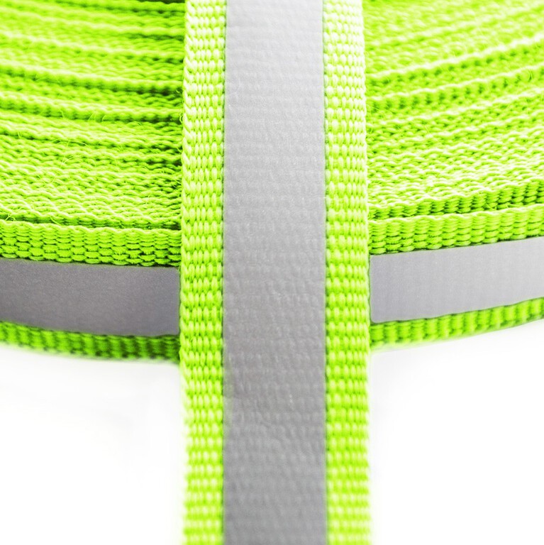 Tasiemka z odblaskiem w kolorze zielonym, neonowym. Bardzo użyteczny dodatek do odzieży po zmierzchu.