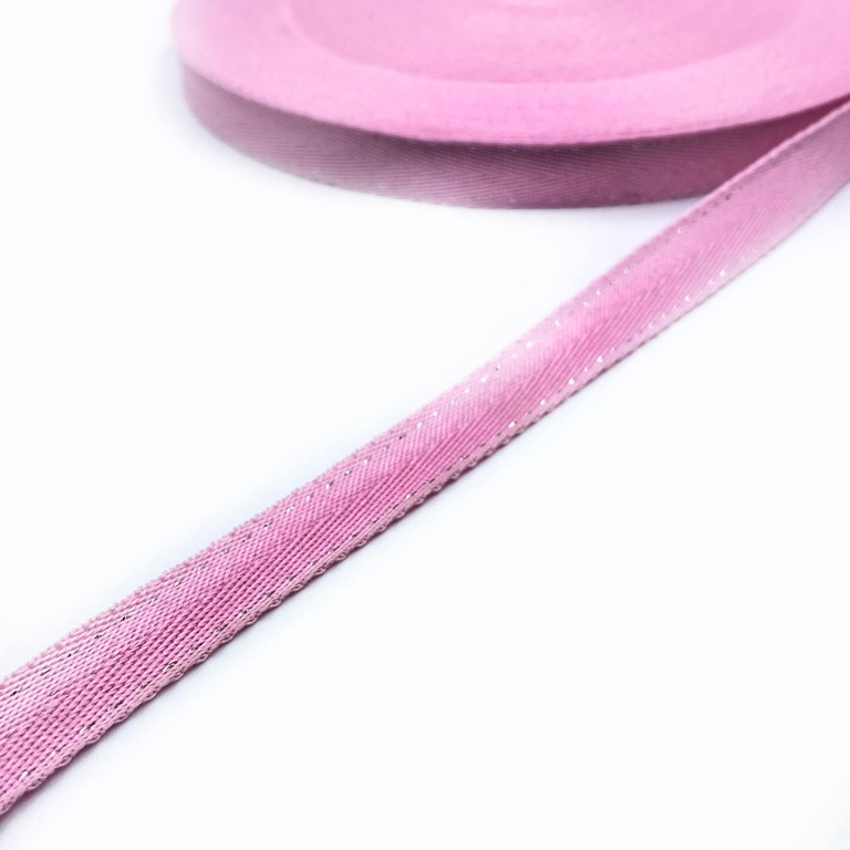 Różowa tasiemka z bawełny ozdobna z dodatkiem nici metalizowanej.
