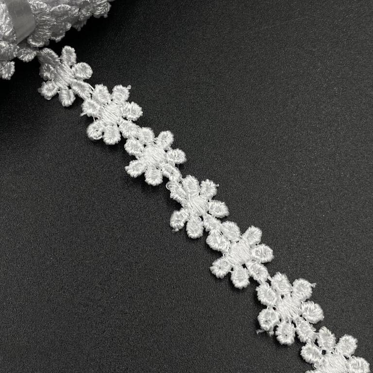 Koronka biała w kwiatki 13mm