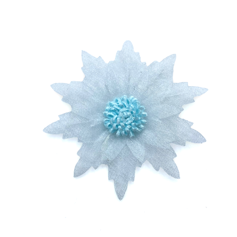 Kwiatki błękitne dekoracyjne wykonane z organzy.