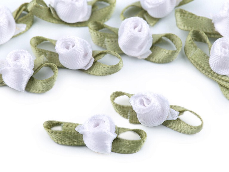 Małe róże do naszycia na ubranie stanowiące dekoracje w białej odzieży.