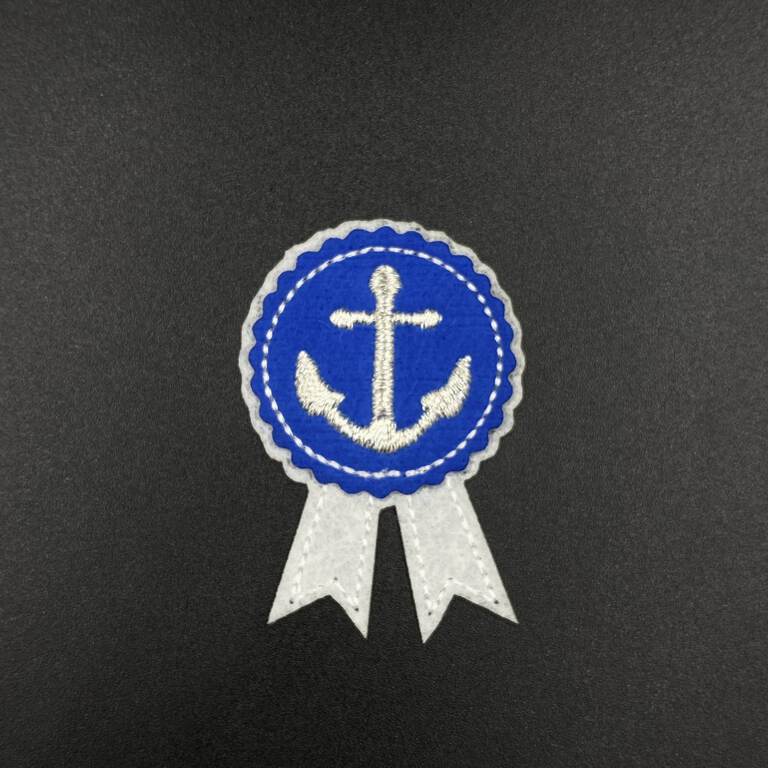 Marynarska aplikacja termoprzylepna z kotwicą w kolorze niebiesko-białym.