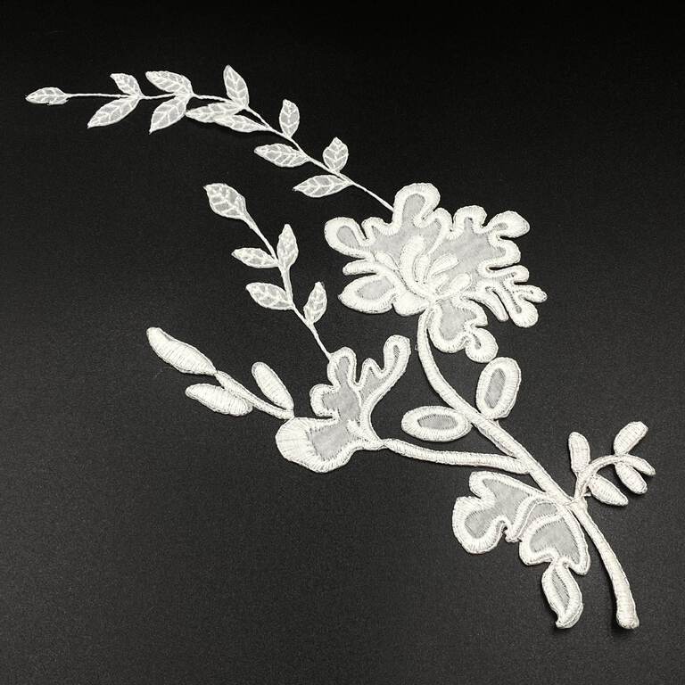 Naszywka gipiurowa z kwiatami w kolorze białym. Doskonała do naszycia na odzież.