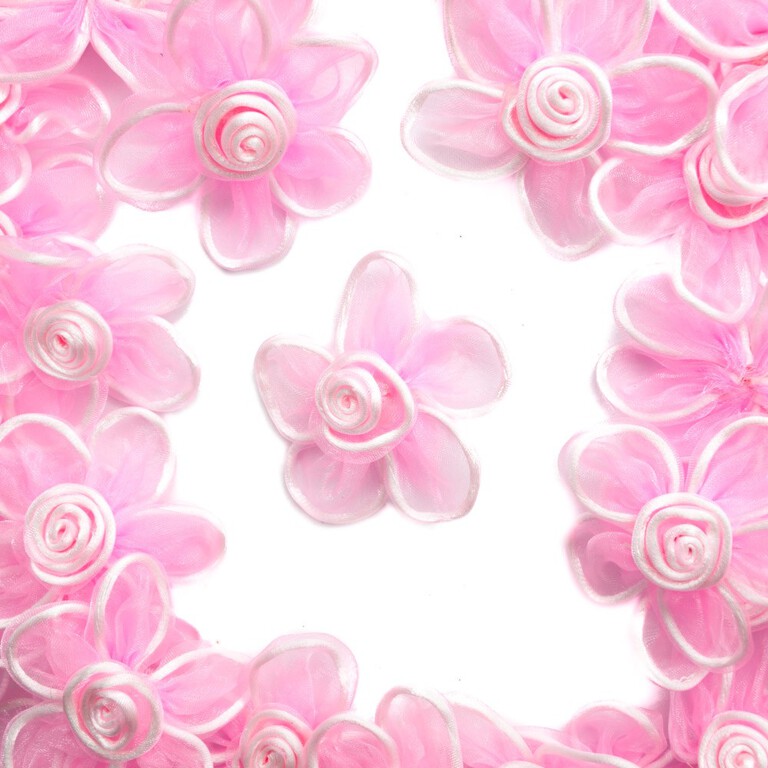Różowe kwiatki dekoracyjne z szyfonu.
