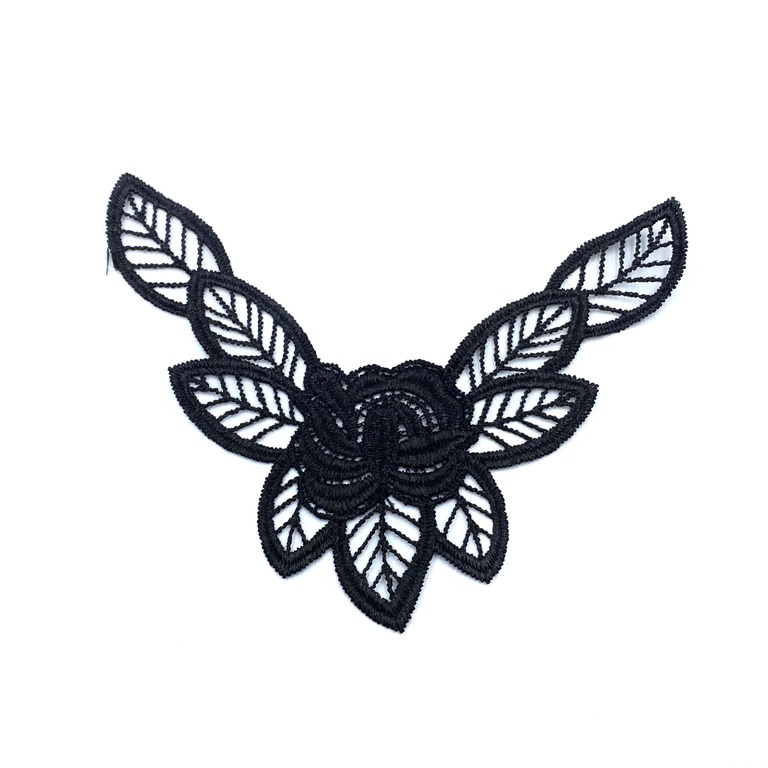 Aplikacja gipiurowa ozdobna do odzieży z kwiatkiem w kolorze czarnym.