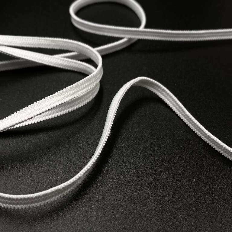 Guma płaska w kolorze białym wykorzystywana w odzieży i do maseczek - szerokość 4mm.
