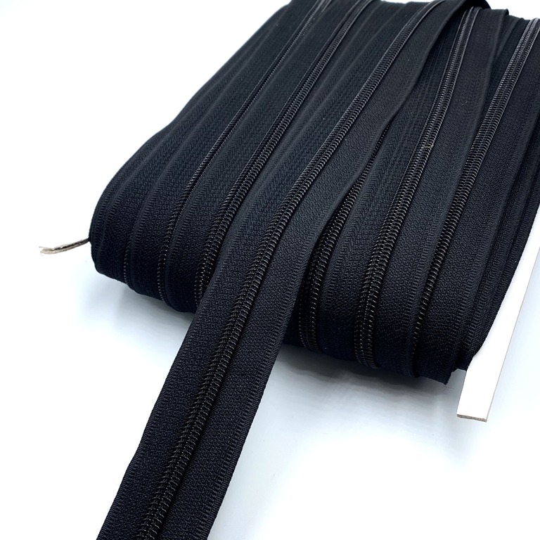 Taśma zamkowa w kolorze czarnym. Taśma wykorzystywana w pościelach i odzieży.