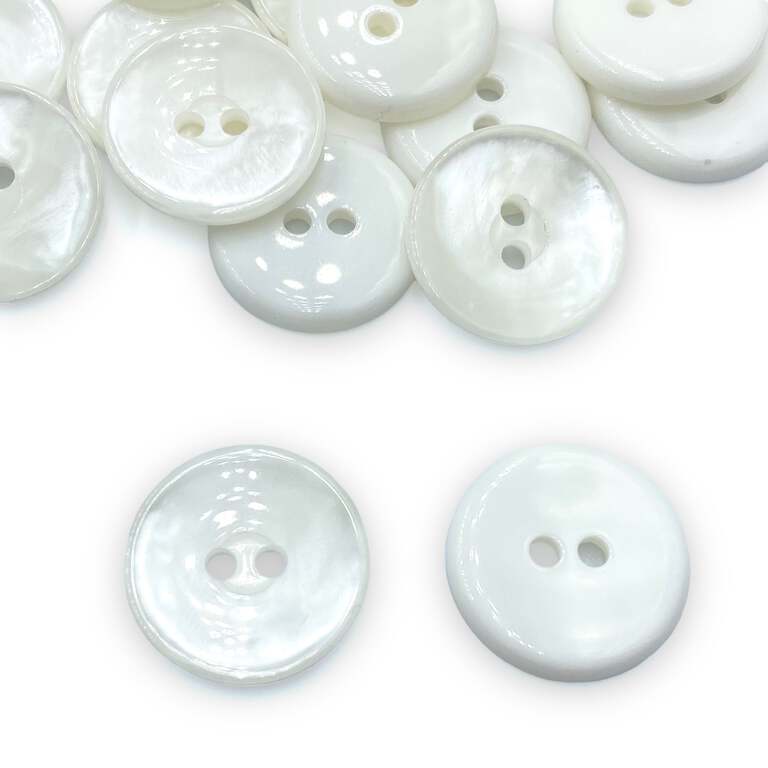 Guzik - perełka, wykonany na wzór masy perłowej z plastiku. Doskonały do lekkich marynarek i koszul.