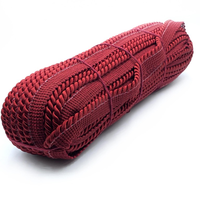 Ciemno czerwony sznur wiskozowy skręcany z wypustką, świetny do rękodzieła i toreb, a także do wykończeń odzieżowych.